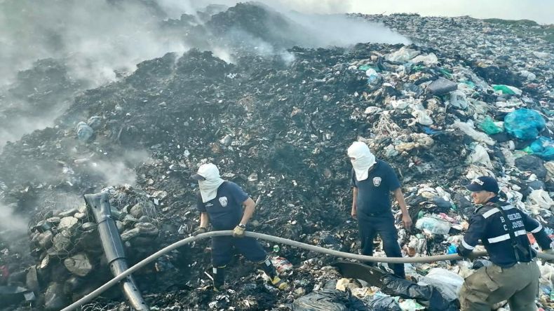 Bomberos controlaron el incendio en el relleno sanitario La Miel Bomberos controlaron el incendio en el relleno sanitario La Miel