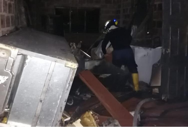 Un corto circuito habría provocado incendio en un apartamento en El Salado