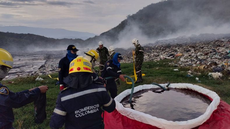 Incendio en el relleno sanitario La Miel está controlado en un 90 % Incendio en el relleno sanitario La Miel está controlado en un 90 %