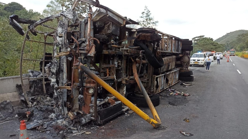 Se volcó e incendió un bus con 35 pasajeros en la variante de Ibagué Se volcó e incendió un bus con 35 pasajeros en la variante de Ibagué