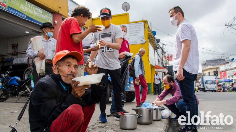 Familia regala desayunos a habitantes de la calle en la plaza de la 14 en Ibagué Familia regala desayunos a habitantes de la calle en la plaza de la 14 en Ibagué