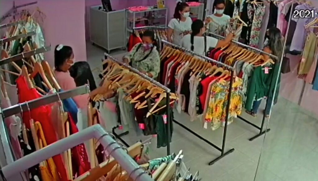 Dos mujeres intentaron robar en un almacén, pero las ‘pillaron’ Dos mujeres intentaron robar en un almacén, pero las ‘pillaron’