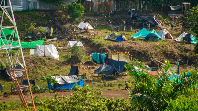 Juez de Ibagué ordenó suspender el desalojo de la invasión de la comuna Ocho Juez de Ibagué ordenó suspender el desalojo de la invasión de la comuna Ocho