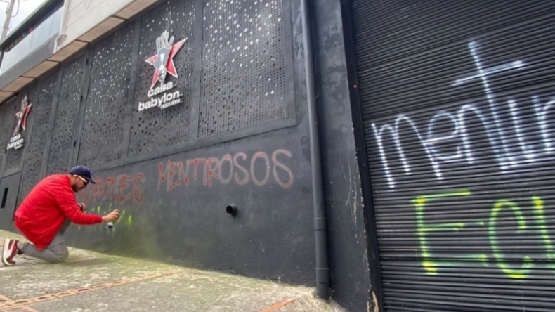 Manifestantes protestan en Casa Babylon, sede de venta de boletas del Jamming Festival en Bogotá Manifestantes protestan en Casa Babylon, sede de venta de boletas del Jamming Festival en Bogotá