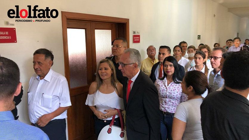 Policía llama la atención a funcionarios de la alcaldía que acompañan a Jaramillo a su audiencia Policía llama la atención a funcionarios de la alcaldía que acompañan a Jaramillo a su audiencia