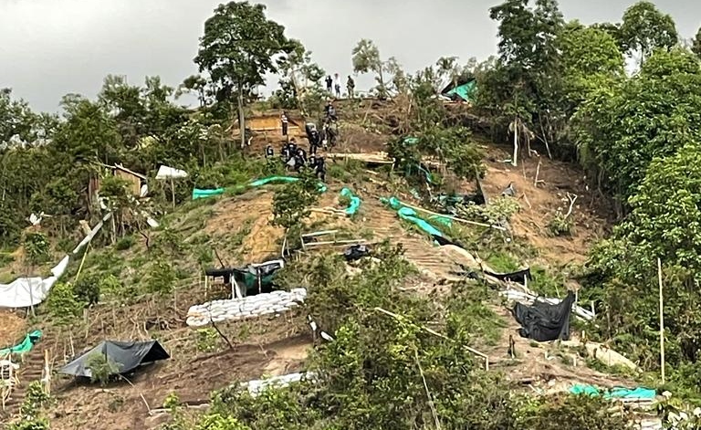 Autoridades continúan desarmando ‘cambuches’ en invasión del cerro la ‘Mulita’ de Ibagué Autoridades continúan desarmando ‘cambuches’ en invasión del cerro la ‘Mulita’ de Ibagué