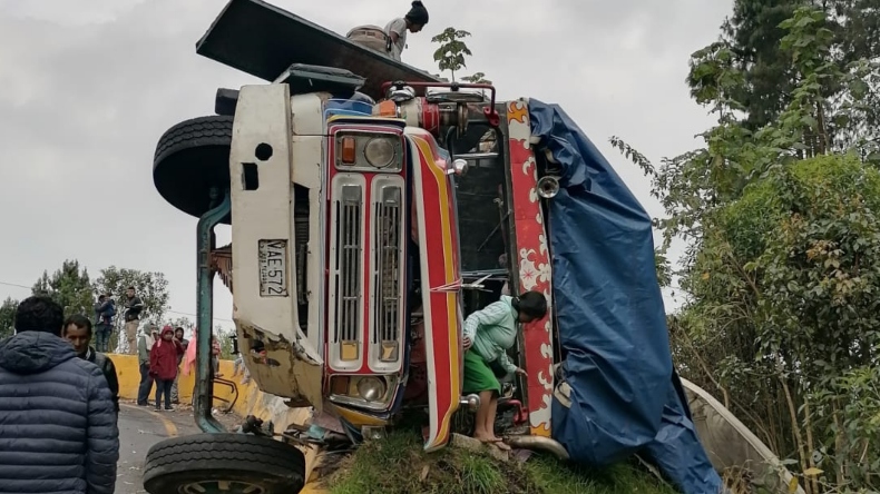 Chiva repleta de pasajeros se volcó en La Línea