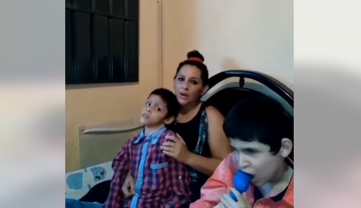 Madre en Rovira busca ayuda para terapias de sus dos hijos con retardo psicomotor Madre en Rovira busca ayuda para terapias de sus dos hijos con retardo psicomotor