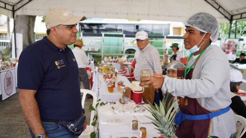 Encuentre mercado bueno y barato este fin de semana en Lagos Club Comfatolima