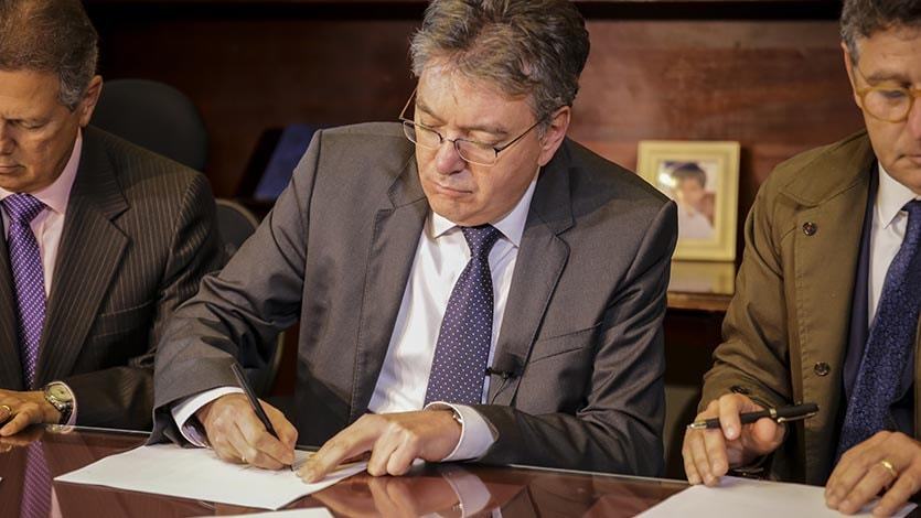 Ministerio de Hacienda radicó proyecto de ley para eliminar los tres ceros del peso colombiano Ministerio de Hacienda radicó proyecto de ley para eliminar los tres ceros del peso colombiano