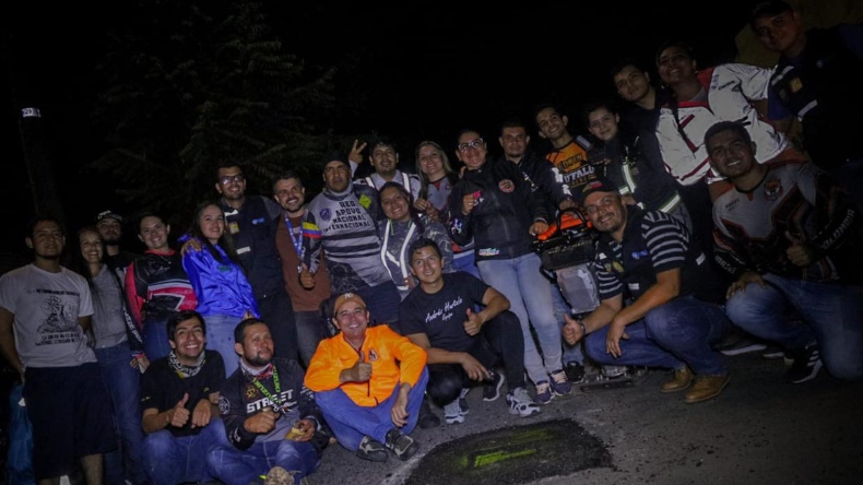 Alcaldía de Ibagué destaca como ‘obra’ de infraestructura reparchar huecos con la ayuda de moteros, solo aplicarán asfalto por encima Alcaldía de Ibagué destaca como ‘obra’ de infraestructura reparchar huecos con la ayuda de moteros, solo aplicarán asfalto por encima