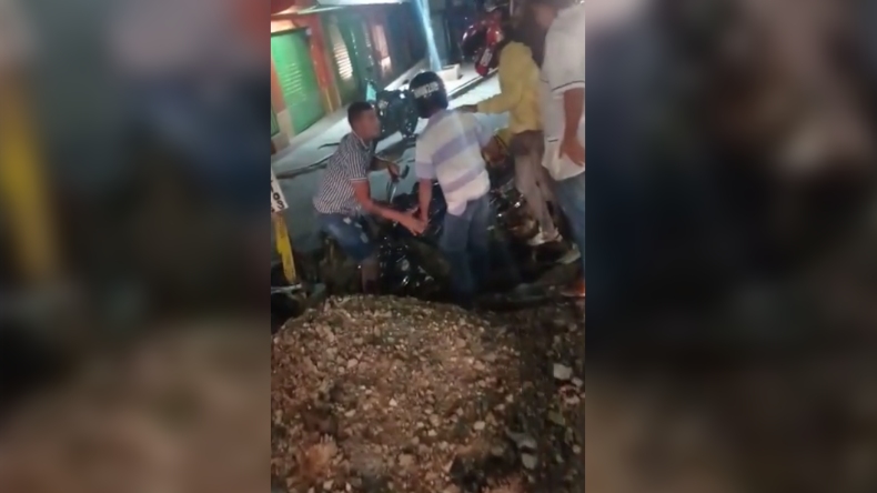 Motociclista y su acompañante cayeron en un enorme ‘cráter’ del barrio Galán en Ibagué Motociclista y su acompañante cayeron en un enorme ‘cráter’ del barrio Galán en Ibagué
