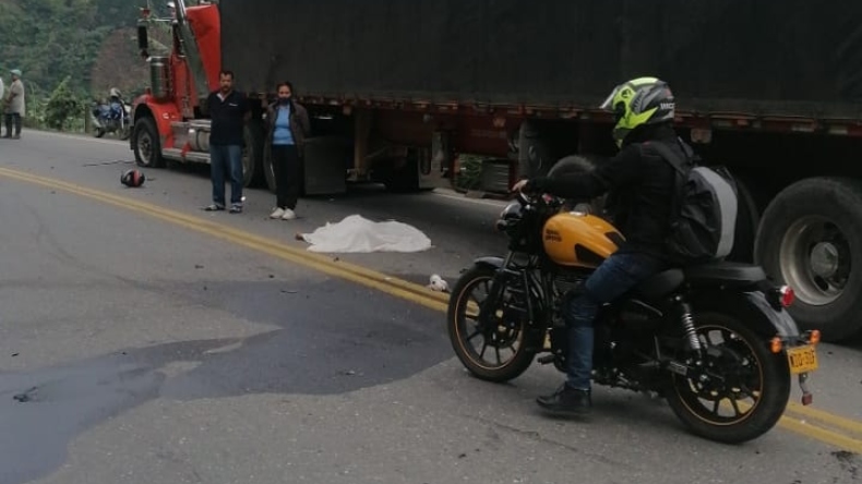 Un motociclista muerto y una persona herida por grave accidente en la vía Ibagué – Cajamarca