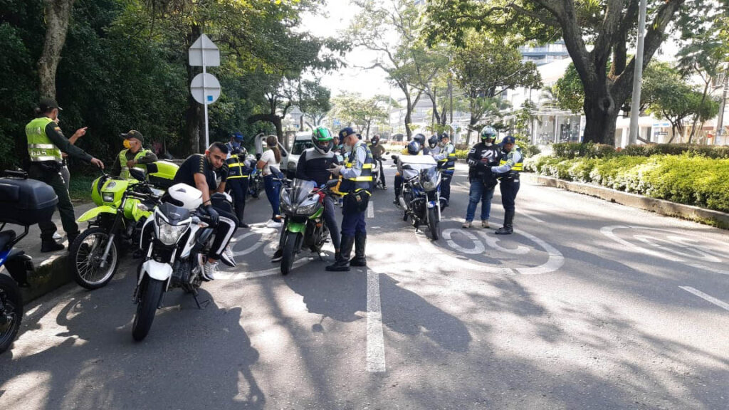 Un total de 17 motociclistas han sido multados por violar el ‘pico y placa’ en Ibagué Un total de 17 motociclistas han sido multados por violar el ‘pico y placa’ en Ibagué