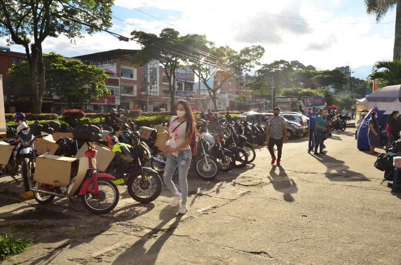 Andén de la carrera Quinta de Ibagué se convirtió en parqueadero de motos Andén de la carrera Quinta de Ibagué se convirtió en parqueadero de motos
