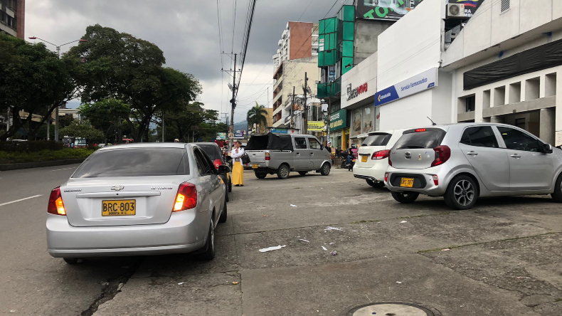 La Quinta necesita: ¿un Bulevar o autoridad? Los andenes son ocupados por vehículos y no por peatones