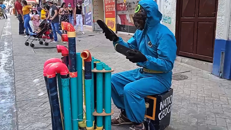 Con un tubófono y plantillas de zapato, artista musicaliza la carrera Tercera de Ibagué Con un tubófono y plantillas de zapato, artista musicaliza la carrera Tercera de Ibagué