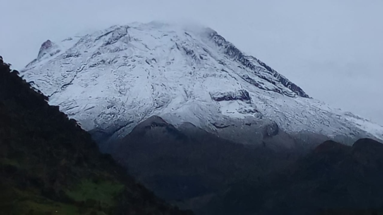 El emocionante momento que vivió una mujer cuando vio caer gran cantidad de nieve en el Nevado del Tolima El emocionante momento que vivió una mujer cuando vio caer gran cantidad de nieve en el Nevado del Tolima