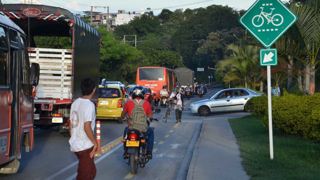En Ibagué se han inmovilizado 14 vehículos por invadir bicicarril de Santa Ana En Ibagué se han inmovilizado 14 vehículos por invadir bicicarril de Santa Ana