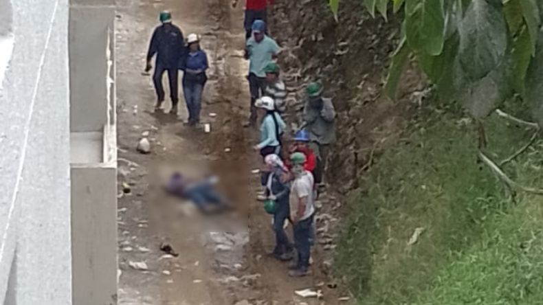 Fallecen tres trabajadores en una construcción en Calambeo