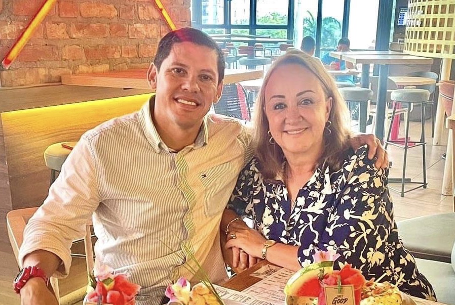 Con un almuerzo, Liberales prometen no engañar a Camilo Delgado con Johana Aranda Con un almuerzo, Liberales prometen no engañar a Camilo Delgado con Johana Aranda