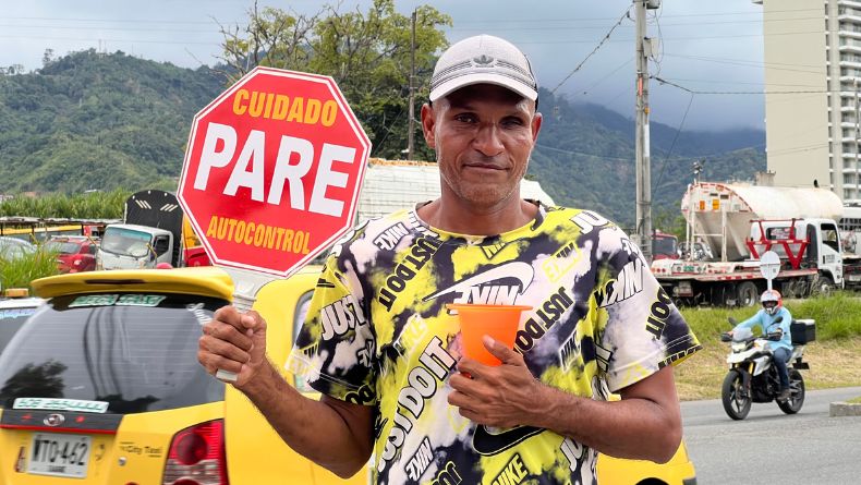 Mientras ‘paleteros’ regulan el tránsito en Ibagué, la Sec. de Movilidad los señala de usurpar funciones públicas Mientras ‘paleteros’ regulan el tránsito en Ibagué, la Sec. de Movilidad los señala de usurpar funciones públicas
