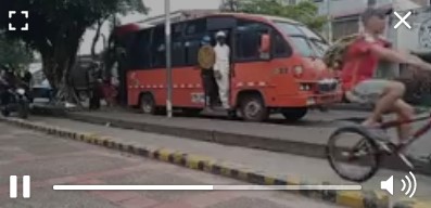 Encapuchados retuvieron una buseta de servicio público e hicieron bajar a sus pasajeros en el barrio Santa Helena Encapuchados retuvieron una buseta de servicio público e hicieron bajar a sus pasajeros en el barrio Santa Helena