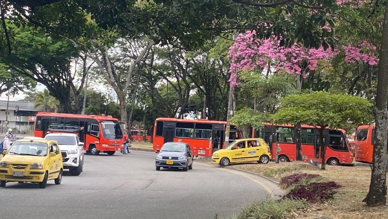 Conductores de busetas realizan bloqueos intermitentes en diferentes puntos de Ibagué