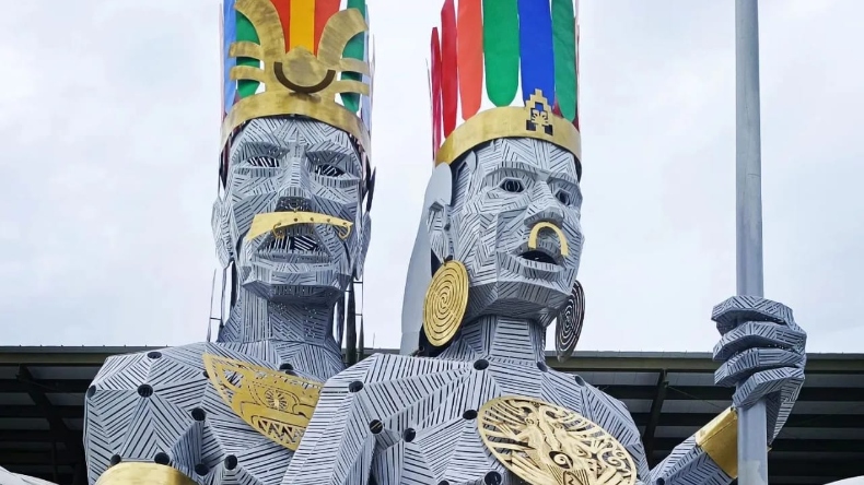 El joven detrás del monumento a los caciques Calarcá y Dulima en el parque Caiké