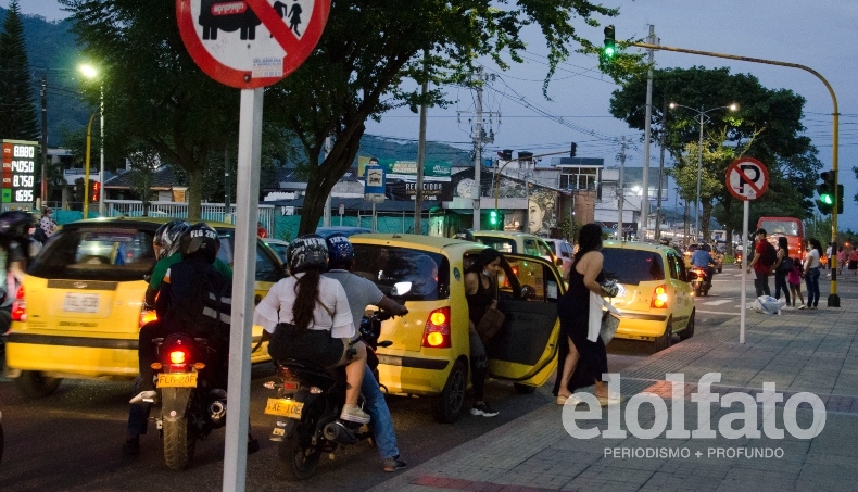 Persisten trancones en la avenida Guabinal por parqueo de vehículos frente a Acqua Persisten trancones en la avenida Guabinal por parqueo de vehículos frente a Acqua