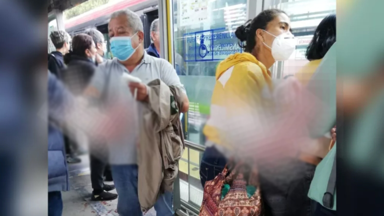 Pasó en Bogotá: vendedor de dulces apuñaló a pasajeros del Transmilenio porque no les dio dinero