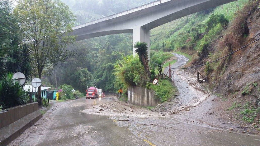 Desbordamiento de quebrada en la vía Calarcá – Cajamarca generará dificultades en el plan retorno Desbordamiento de quebrada en la vía Calarcá – Cajamarca generará dificultades en el plan retorno