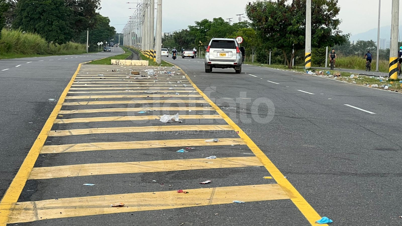 De nada sirvieron los reductores de la vía al aeropuerto Perales: siguen los ‘piques’, la rumba y el desorden De nada sirvieron los reductores de la vía al aeropuerto Perales: siguen los ‘piques’, la rumba y el desorden