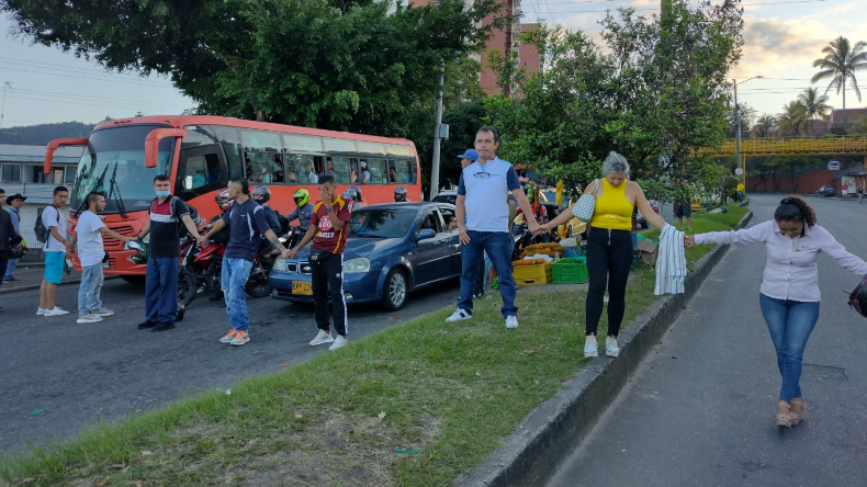 Con cadena humana, usuarios de ‘El Volante’ bloquean el paso vehicular en la carrera Quinta Con cadena humana, usuarios de ‘El Volante’ bloquean el paso vehicular en la carrera Quinta