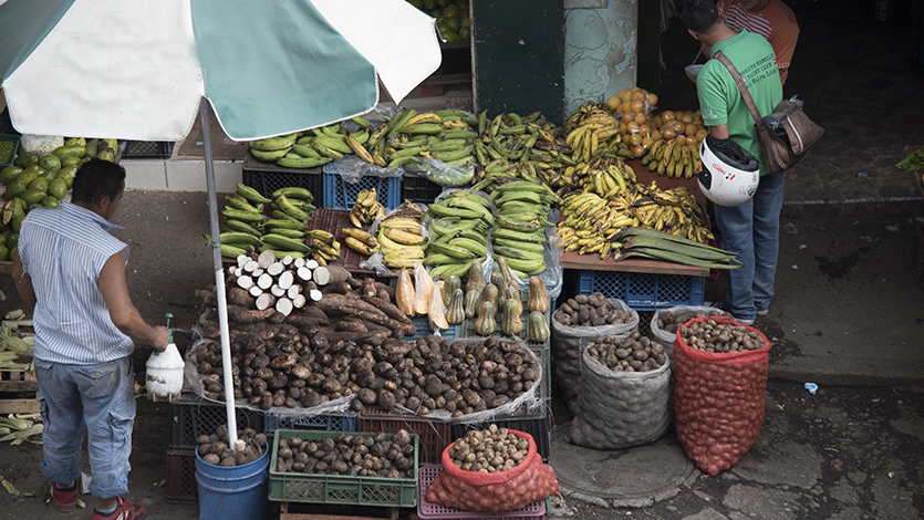 ¿Se puede infectar una persona con COVID-19 a través de los alimentos? ¿Se puede infectar una persona con COVID-19 a través de los alimentos?