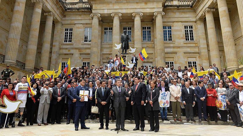 Santos ordena cese al fuego definitivo con las Farc Santos ordena cese al fuego definitivo con las Farc