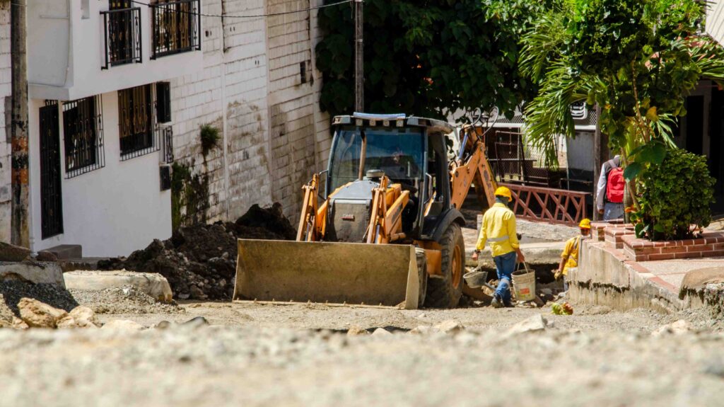 Calle destruida que une a La Pola con el Centenario será recuperada a mediados de junio Calle destruida que une a La Pola con el Centenario será recuperada a mediados de junio