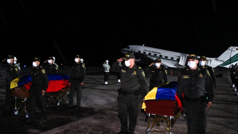 Llegaron a Ibagué los cuerpos de los policías asesinados en el Cauca Llegaron a Ibagué los cuerpos de los policías asesinados en el Cauca