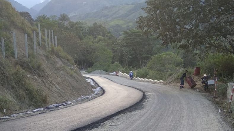 Pavimentación de la vía Chaparral – Rioblanco estaría lista en septiembre Pavimentación de la vía Chaparral – Rioblanco estaría lista en septiembre