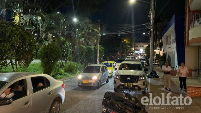 Vehículos mal parqueados están generando caos en vías de Prados del Norte Vehículos mal parqueados están generando caos en vías de Prados del Norte