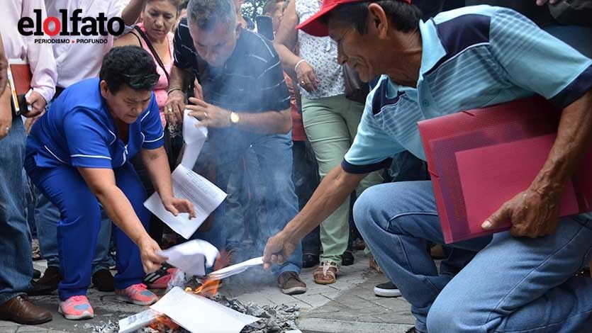 Ibaguereños quemaron recibos del predial frente a la Alcaldía Ibaguereños quemaron recibos del predial frente a la Alcaldía