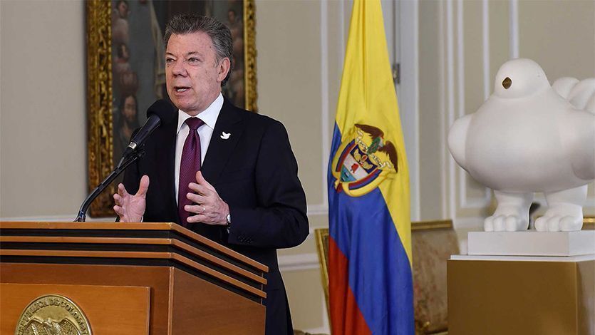 Santos dice que buscará en la Constitución el mecanismo para desenredar el acuerdo de paz Santos dice que buscará en la Constitución el mecanismo para desenredar el acuerdo de paz
