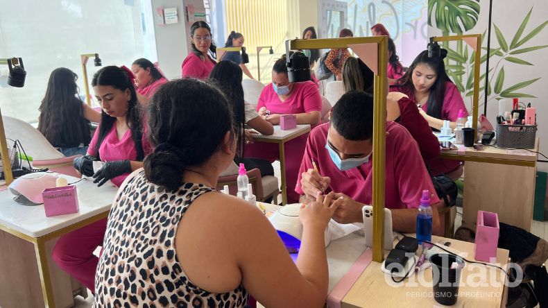 Masiva asistencia de mujeres a una estética que brindó servicios gratuitos