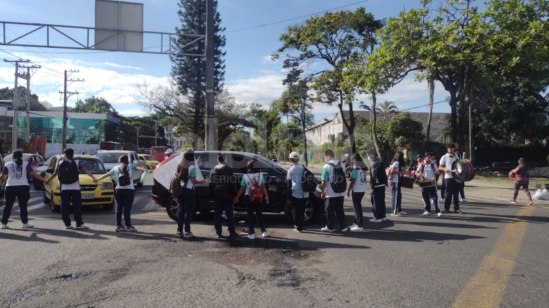 Tome vías alternas: estudiantes bloquean el paso vehicular en la carrera Quinta de Ibagué Tome vías alternas: estudiantes bloquean el paso vehicular en la carrera Quinta de Ibagué