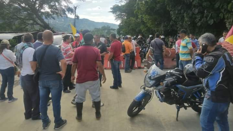 Manifestantes bloquearon el paso en la vía Ibagué – Calarcá por falta de mantenimiento