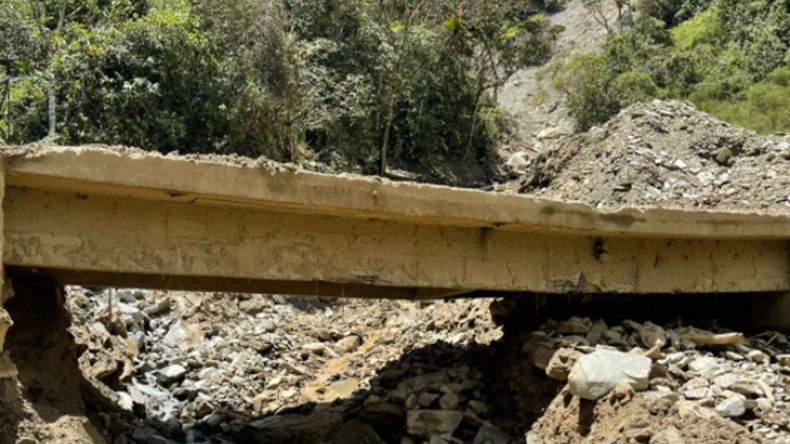En Tapias piden el arreglo de dos puentes en la ruta al volcán Machín En Tapias piden el arreglo de dos puentes en la ruta al volcán Machín