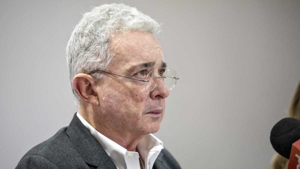 Uribe se defendió y dijo que él no soborna testigos, sino que los confronta Uribe se defendió y dijo que él no soborna testigos, sino que los confronta