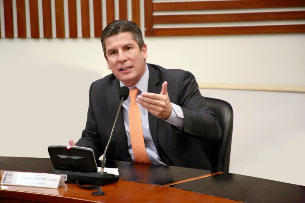 Por ley, personas que no se vacunen contra el COVID-19 podrían entrar en confinamiento Por ley, personas que no se vacunen contra el COVID-19 podrían entrar en confinamiento