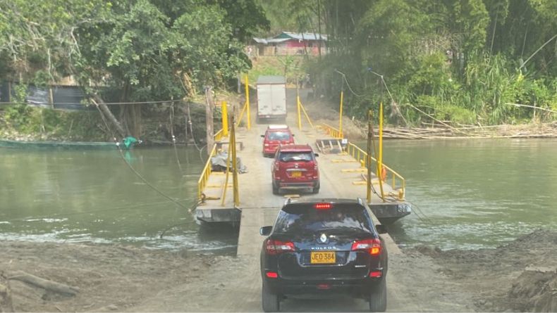 Privados construyeron ferry que soluciona de manera provisional el paso sobre el río La Vieja