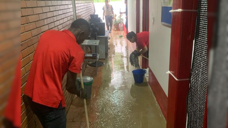 Aguacero inundó el hospital de Rioblanco: computadores y documentación valiosa quedaron bajo el agua